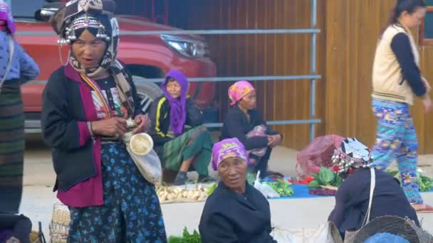 ルアンナムタ ラオス 11月頃 2019 市場で大人のアカハの女性伝統的な服ムアンシン周辺の丘の部族の村に住む少数民族のグループムアンロンルアン北ラオス — ストック動画