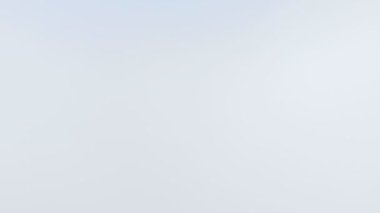 Hava panoramik Nam Ou Nehri insansız hava aracı sabah sisi ve bulutları üzerinde uçuyor, Nong Khiaw Muang Ngoi Laos, dramatik manzara manzarası manzaralı tepe uçurumu, Güney Doğu Asya 'daki ünlü seyahat noktası