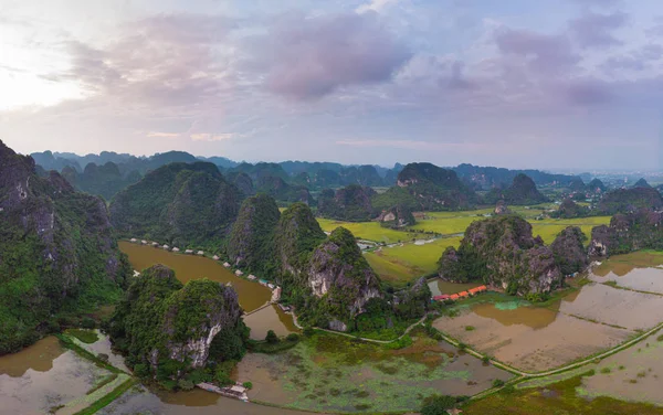 Vista aerea della regione di Ninh Binh, Trang An Tam Coc attrazione turistica, Patrimonio Mondiale dell'UNESCO, Fiume panoramico che striscia attraverso le catene montuose carsiche in Vietnam, destinazione turistica . — Foto Stock