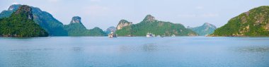 Ha Long Körfezi 'nin panoramik manzarası eşsiz kireçtaşı adaları ve karst oluşum zirveleri denizlerde, Vietnam' da ünlü turizm merkezleri. Açık mavi gökyüzü.