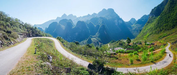 Kuzey Vietnam 'daki Ha Giang karst Geopark Dağı manzarası. Çarpıcı manzarada dolambaçlı bir yol. Ha Giang motosiklet döngüsü, ünlü seyahat yeri motorcuları kolay biniciler.