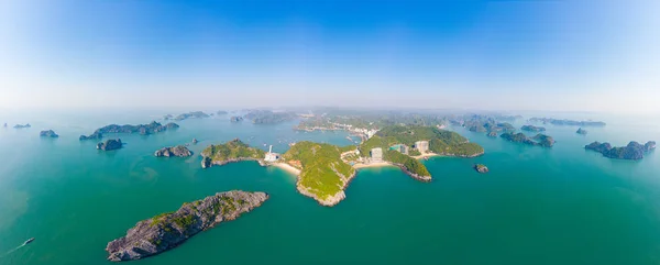Vista aérea: cielo azul claro en la isla y la playa de Cat Ba, la isla más grande de Ha Long Bay, islas de roca caliza únicas y picos de formación kárstica en el mar, famoso destino turístico en Vietnam —  Fotos de Stock