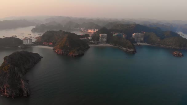 Aérea Puesta Sol Cielo Despejado Isla Cat Playa Con Nuevo — Vídeos de Stock