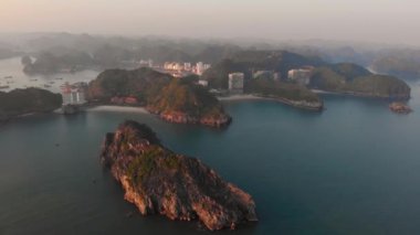 Hava: Cat Ba adasında gün batımı berrak gökyüzü ve yeni turizm beldesi, Ha Long Körfezi 'nin en büyük adası, denizdeki eşsiz kireçtaşı zirveleri, Vietnam' da seyahat yeri