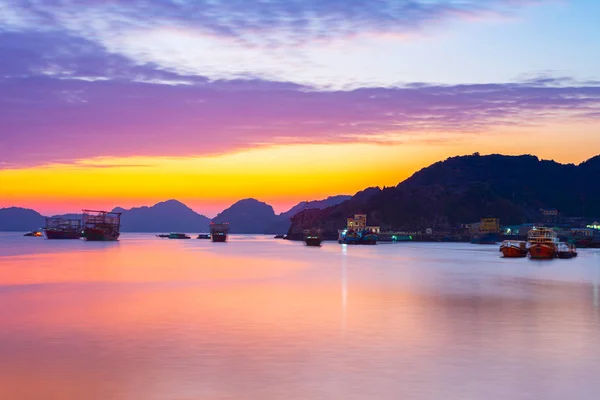 Unik solnedgång himmel i Vietnam Katt Ba Bay med flytande fiskebåt byn på havet, molnlandskap tropiskt väder, lång exponering suddig rörelse. — Stockfoto