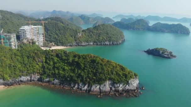 ベトナム 12月10日 2109 猫バ島 ハロン湾で最大の島でビーチで新しい建物の建設 ベトナムで有名な観光地 空中ビュー澄んだ青い空 — ストック動画