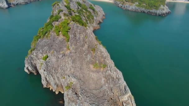 新しい観光リゾート ハロン湾の最大の島 海のユニークな石灰岩の岩のピーク ベトナムの旅行先とキャット バ島とビーチで澄んだ青い空 — ストック動画