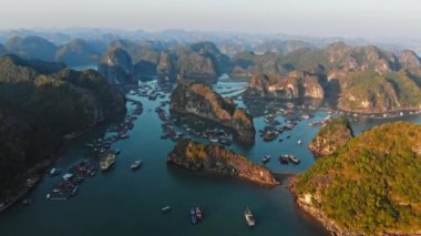 Hava: Cat Ba adasında günbatımı açık gökyüzü ve Ha Long Bay 'deki en büyük ada olan Lan Ha körfezi. Denizde eşsiz kireçtaşı zirveleri arasında yüzen balıkçı köyleri ve pazarları, Vietnam 'da seyahat yerleri.