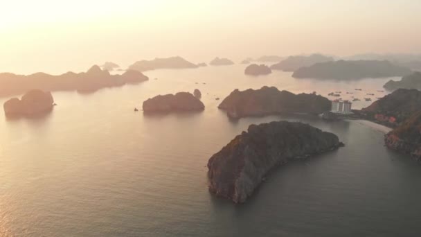 喀巴岛的日落晴朗的天空 海滩上有新的旅游胜地 哈龙湾最大的岛屿 独一无二的石灰岩山峰在海上 是越南的旅游胜地 — 图库视频影像