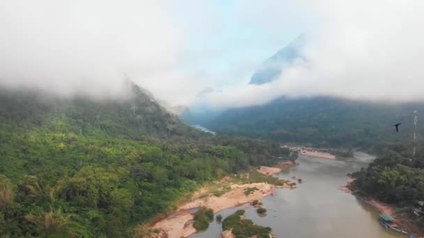Εναέρια Πανοραμική Nam Ποταμού Drone Που Φέρουν Πάνω Από Ομίχλη — Αρχείο Βίντεο