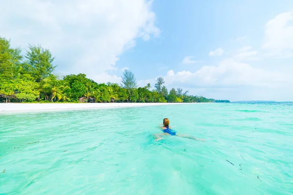Mujer nadando en el mar caribe turquesa agua transparente. Playa tropical en las Islas Kei Molucas, destino turístico de verano en Indonesia. —  Fotos de Stock