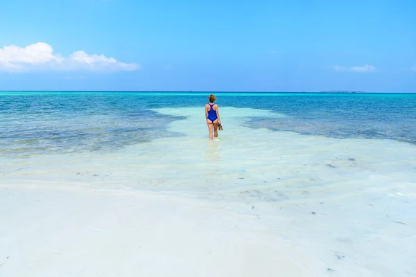 Tropik plajda yürüyen bir kadın. Beyaz kum plajı turkuvazı Karayipler 'in su karayipleri gerçek insanlar. Endonezya Kei Adaları Molucca seyahat noktası. — Stok fotoğraf
