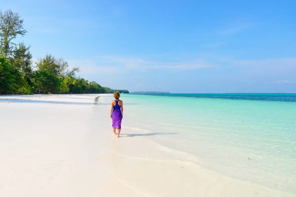 Mujer caminando en la playa tropical. Vista trasera arena blanca playa turquesa transparente agua caribe mar personas reales. Indonesia Islas Kei Molucas destino de viaje. — Foto de Stock