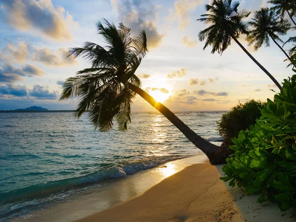 Sunset dramatic sky on sea, tropical desert beach, no people, stormy clouds, travel destination, Indonesia Banyak Islands Sumatra — Stock Photo, Image