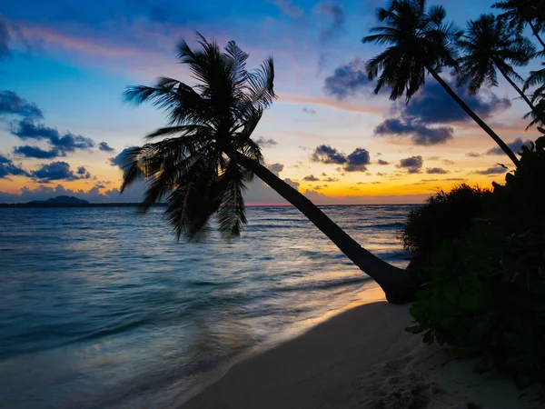 Zachód słońca dramatyczne niebo na morzu, tropikalna pustynna plaża, bez ludzi, burzliwe chmury, cel podróży, Indonezja Banyak Islands Sumatra — Zdjęcie stockowe