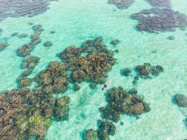 De cima para baixo pessoas snorkeling no recife de coral mar tropical caribenho, água azul-turquesa. Indonésia Ilhas Banyak Sumatra, destino de viagem de mergulho turístico. — Fotografia de Stock