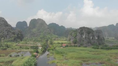 Ninh Binh bölgesinin havadan görünüşü, Trang An Tam Coc turistik merkezi, Unesco Dünya Mirası Alanı, Karst Dağları boyunca uzanan Manzaralı nehir kanyonu, Vietnam 'daki seyahat yerleri. yerel sinemavari d-log 