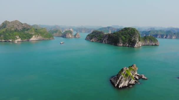Aerial Unique Flying Long Bay Lan Bay Cat Island Famous — стокове відео