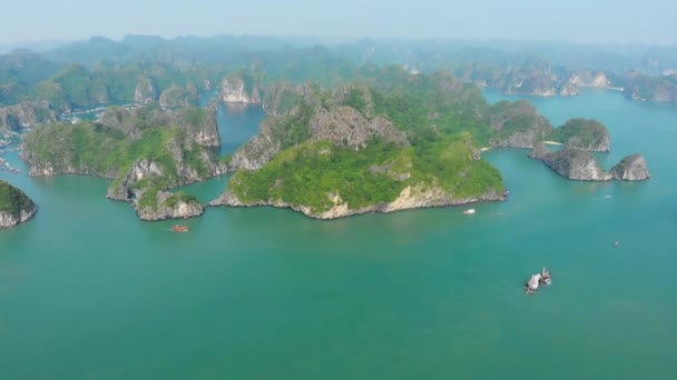 Aerial Unique Flying Long Bay Lan Bay Cat Island Famous — 图库视频影像