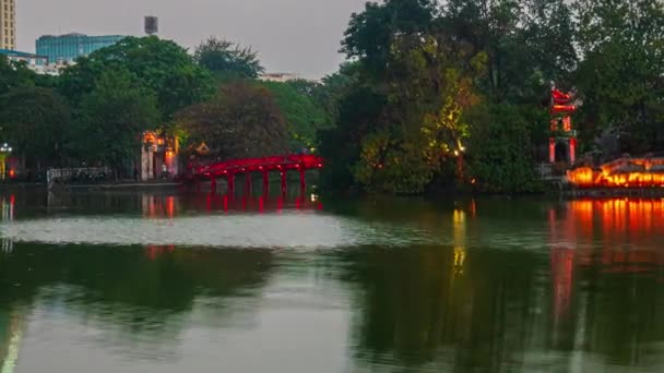 Time Lapse Temple Jade Mountain Och Röd Bro Reflektion Hoan — Stockvideo