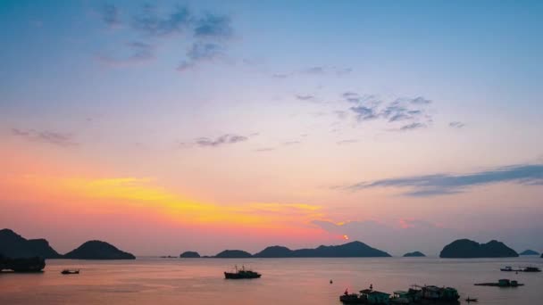 时光流逝 越南猫湾日落时分 海面上漂浮着渔船 热带天气多云 天空五彩斑斓 地平线上环抱着岛屿轮廓 — 图库视频影像