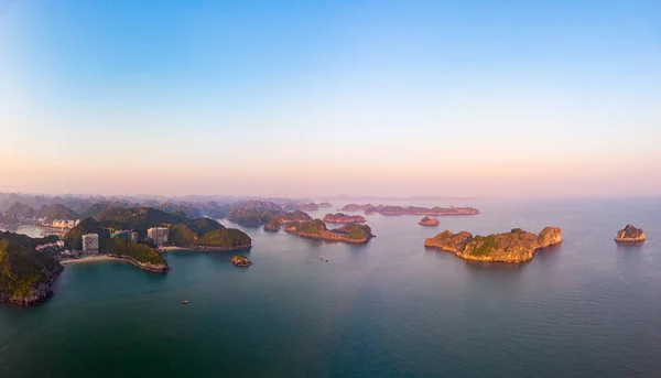 Vista aérea da ilha Ha Long Bay Cat Ba, ilhas de pedra calcária únicas e picos de formação de carste no mar, destino turístico famoso no Vietnã. Céu azul cênico. — Fotografia de Stock