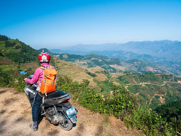 Una persona montar en bicicleta en Ha Giang bucle de la motocicleta, famosos ciclistas destino fácil jinetes. Ha Giang karst geopark paisaje de montaña en Vietnam del Norte. Carretera sinuosa en un paisaje impresionante . — Foto de Stock
