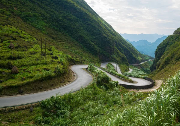 Ha Giang Karst - гірський ландшафт у Північному В'єтнамі. Зимова дорога в приголомшливому пейзажі. Велосипед Ха Джанг, відомі велогонщики.. — стокове фото