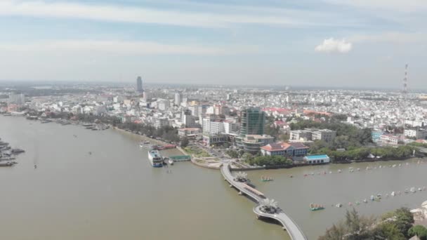 メコン川を渡る市のスカイライン橋 歩行者天国の超高層ビル メコンデルタ地域 南ベトナム ネイティブ Log Cinlike — ストック動画