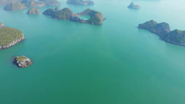 独特的飞越下龙湾 越南著名的旅游胜地 清澈的云雾 风景如画的石灰岩峰在海中 岩溶岛峰顶在海景上 船巡航 原生的D Log平面颜色 — 图库视频影像
