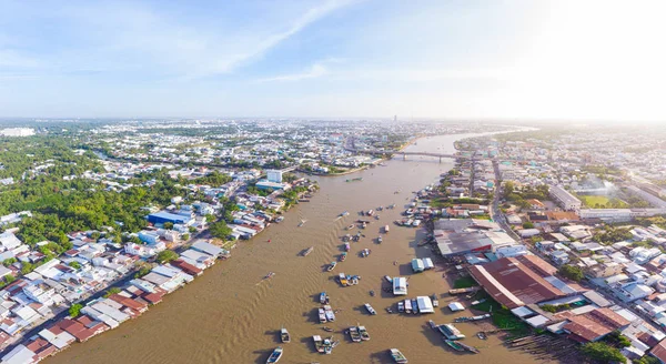 Luchtfoto van Cai Rang drijvende markt bij zonsopgang, boten verkopen groothandel in fruit en goederen op Can Tho River, Mekong Delta regio, Zuid-Vietnam, toeristische bestemming. — Stockfoto