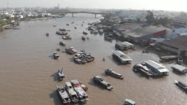 Hava: Sabah Cai Rang yüzer pazarında uçmak, toptan meyve ve mal satan tekneler, Can Tho, Mekong Delta bölgesi, Güney Vietnam, turizm merkezi. yerel d-log sinemasıName
