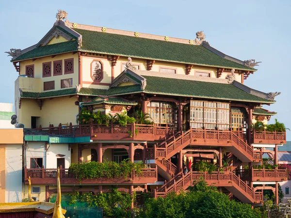 越南湄公河三角洲中心的Phat Hoc Pagoda buddhist寺庙。 宗教建筑，多层建筑前景，晴朗的蓝天, — 图库照片