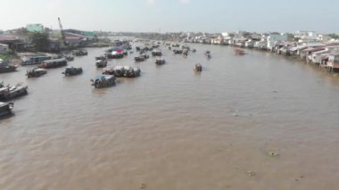 Hava: Sabah Cai Rang yüzer pazarında uçmak, toptan meyve ve mal satan tekneler, Can Tho, Mekong Delta bölgesi, Güney Vietnam, turizm merkezi. yerel d-log sinemasıName.