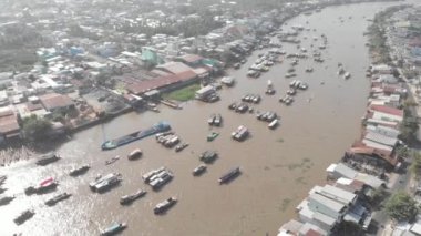 Hava: Sabah Cai Rang yüzer pazarında uçmak, toptan meyve ve mal satan tekneler, Can Tho, Mekong Delta bölgesi, Güney Vietnam, turizm merkezi. yerel d-log sinemasıName