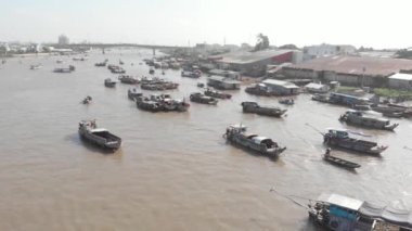 Hava: Sabah Cai Rang yüzer pazarında uçmak, toptan meyve ve mal satan tekneler, Can Tho, Mekong Delta bölgesi, Güney Vietnam, turizm merkezi. yerel d-log sinemasıName