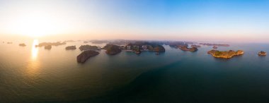 Ha Long Bay Kedi Ba adasının havadan görünüşü, eşsiz kireçtaşı adaları ve karst oluşum zirveleri, Vietnam 'daki ünlü turizm merkezleri. Manzara mavi gökyüzü.