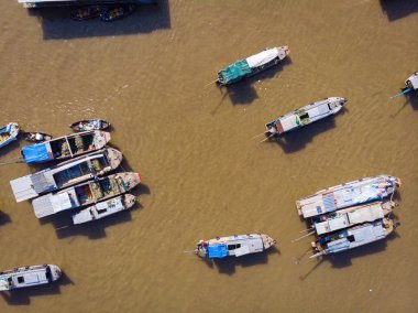 Gündoğumunda Cai Rang yüzer pazarı, Can Tho Nehri, Mekong Delta Bölgesi, Güney Vietnam, turizm beldesi üzerinde toptan meyve ve mal satan tekneler. Yukarıdan aşağıya doğru görünüm
