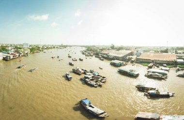 Gün doğumunda Cai Rang yüzen pazarının hava manzarası, Can Tho Nehri, Mekong Delta Bölgesi, Güney Vietnam, turizm beldesi üzerinde toptan meyve ve mal satan tekneler..