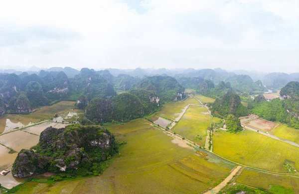 Vista aerea epica della regione di Ninh Binh, Trang An Tam Coc attrazione turistica, Patrimonio Mondiale dell'UNESCO, Fiume panoramico che striscia attraverso le catene montuose carsiche in Vietnam, destinazione turistica. — Foto Stock