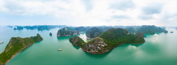 Vista aérea da ilha Ha Long Bay Cat Ba, ilhas de pedra calcária únicas e picos de formação de carste no mar, destino turístico famoso no Vietnã. Céu azul cênico. — Fotografia de Stock