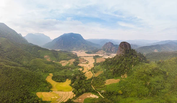 Aerea panoramica Muang Ngoi Laos valle del fiume giallo campi di riso maturi agricoltura drammatico paesaggio scenico falesia catena montuosa famosa destinazione di viaggio nel sud-est asiatico — Foto Stock