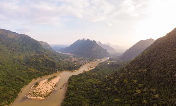 Hedef Güney Doğu Asya'da, hava panoramik Nam Ou nehir Nong Khiaw Muang Ngoi Laos, günbatımı dramatik gökyüzü, doğal dağ manzarası, ünlü seyahat — Stok fotoğraf