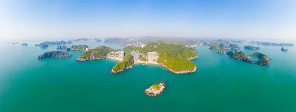 Vista aérea: céu azul claro na ilha Cat Ba e praia, a maior ilha de Ha Long Bay, ilhas de pedra calcária únicas e picos de formação de carste no mar, destino turístico famoso no Vietnã — Fotografia de Stock