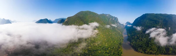 Hava panoramik Nam Ou Nehri insansız hava aracı sabah sisi ve bulutları üzerinde uçuyor, Nong Khiaw Muang Ngoi Laos, dramatik manzara manzarası manzaralı tepe uçurumu, Güney Doğu Asya 'daki ünlü seyahat noktası — Stok fotoğraf