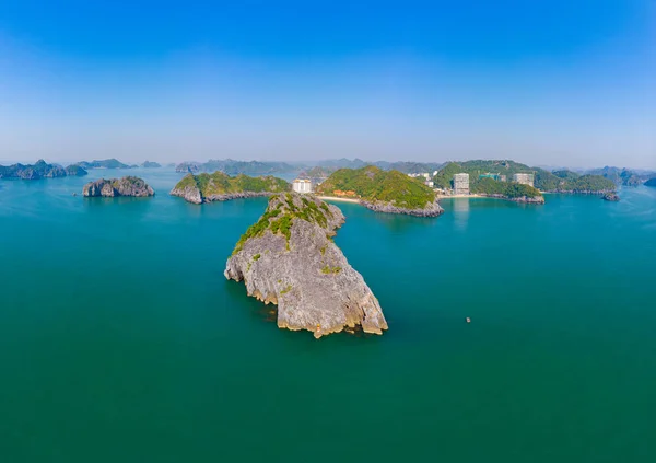 Vista aérea: cielo azul claro en la isla y la playa de Cat Ba, la isla más grande de Ha Long Bay, islas de roca caliza únicas y picos de formación kárstica en el mar, famoso destino turístico en Vietnam — Foto de Stock