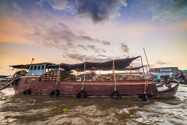 Can Tho, Vietnam - january 7, 2020: Cai Rang floating market at sunrise, merchants on ships selling wholesale fruits and food on Can Tho River, Mekong Delta region, South Vietnam. Dramatic sky sunrise — Stock Photo, Image