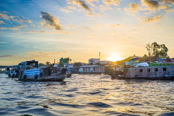 Can Tho, Wietnam - styczeń 7, 2020: Cai Rang pływający rynek o wschodzie słońca, kupcy na statkach sprzedających hurtowych owoców i żywności na Can Tho River, region delty Mekongu, Południowy Wietnam. Dramatyczne niebo wschodzi — Zdjęcie stockowe