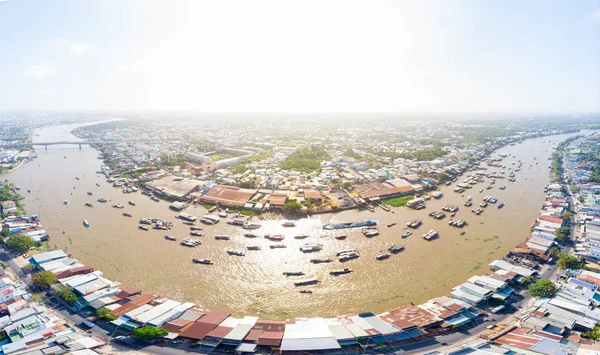 Luchtfoto van Cai Rang drijvende markt bij zonsopgang, boten verkopen groothandel in fruit en goederen op Can Tho River, Mekong Delta regio, Zuid-Vietnam, toeristische bestemming. — Stockfoto