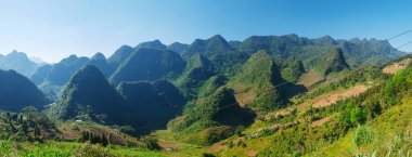 Kuzey Vietnam 'daki Ha Giang karst Geopark Dağı manzarası. Çarpıcı manzarada dolambaçlı bir yol. Ha Giang motosiklet döngüsü, ünlü seyahat yeri motorcuları kolay biniciler.